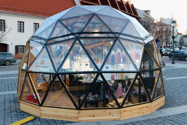 维尔纽斯 立陶宛 2019年12月29日 圣诞节欧洲城市广场主市政厅 在Geokupolai Geo Domes 品牌的生物摊贩出售节日糖果 纪念品和装饰品 — 图库照片