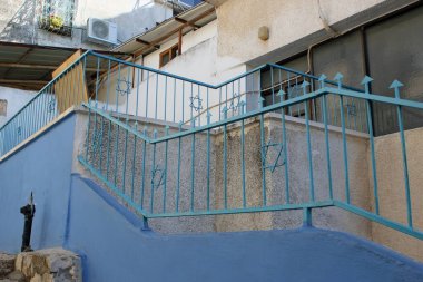 Hayfa, İsrail - 23 Aralık 2019: Eski İsrail şehirlerindeki merdiven korkulukları David 'in stilize edilmiş çelik okları ve yıldızlarıyla süslenmiştir