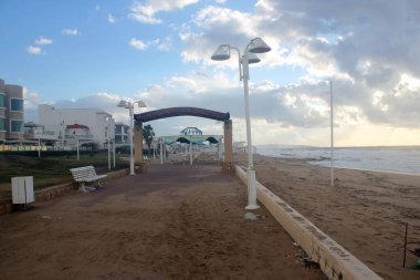 Hayfa, İsrail - 27 Aralık 2019: Şiddetli bir kış fırtınasından sonra, setler ve yapılar yıkıldı