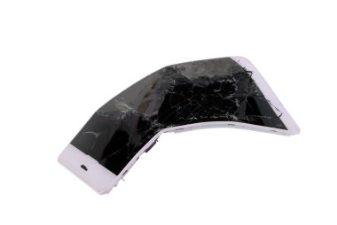 Moder. İsimsiz cep telefonu vandalın elleri tarafından kırılıp ikiye bölünmüş. Beyaz konsept çekimlerde izole edilmiş.