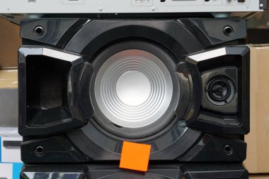 Kırmızı yapışkan kağıtla işaretlenmiş çöpteki eski model tozlu hoparlörler.