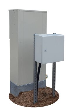 Küçük gri kapalı metal kutular ve elektrikli teçhizatlar. İzole edilmiş açık hava endüstrisi nesnesi