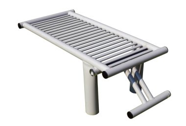 Kamu alanına yeni metal spor simülatörü yerleştirildi. beyaz üzerine izole