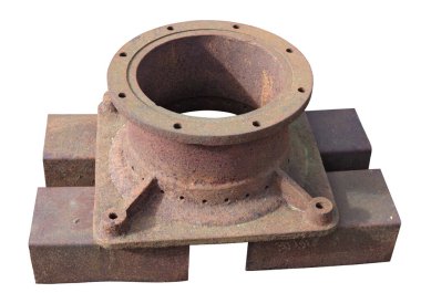 Retro çiftlik su değirmeni makinesinin ağır paslı metal rögar kapağı. Beyaz doğal renk nesnesinde izole edilmiş