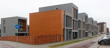 Vilnius, Litvanya - 01 Şubat 2020: Genç aileler için düşük maliyetli daireleri olan yeni modern standart modüler evler sokağı. Litvanya 'nın başkenti Pilaite' in en iyi ekolojik alanıdır.