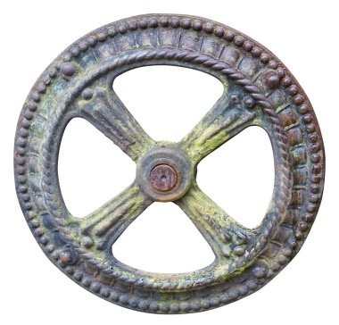 Tarım makinelerinin kapakçığından çıkan paslı metal retro küçük tekerlek. Açık hava nesnesiyle beyaz üzerine izole edilmiş