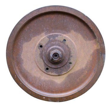 Retro bir traktörün paslı demir kırmızı tekerleği. Beyaz doğal renklerde izole edilmiş basit bir nesne