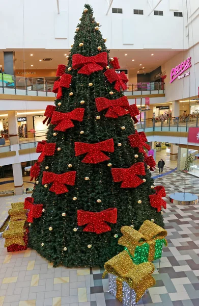 Вилниус Литуания Января 2020 Рождественская Елка Сувенирами Зажигает Подарки Гипермаркете — стоковое фото
