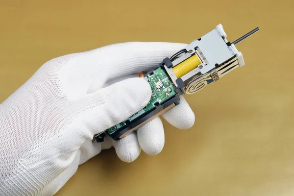 Elektronický Inženýr Drží Ruce Kontroluje Upravuje Ultrazvukové Zařízení Pro Hromadnou — Stock fotografie