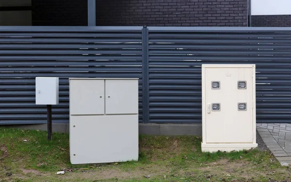 Metalowe Skrzynki Licznikami Energii Elektrycznej Gazu Ziemnego Instalowane Pobliżu Wiejskiego — Zdjęcie stockowe