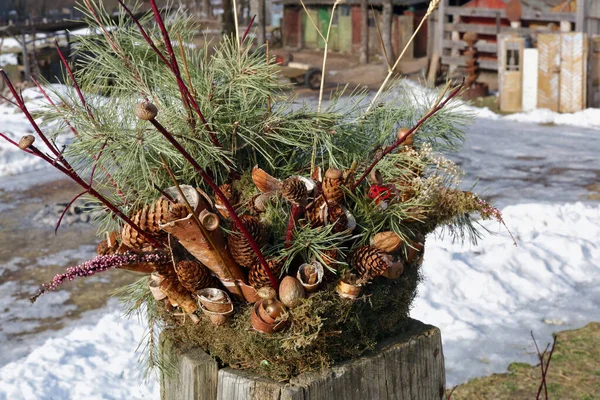 Tradycyjny Litewski Zimowy Bukiet Bożonarodzeniowy Gałązek Szyszek Jodły Pobliżu Wiejskiego — Zdjęcie stockowe