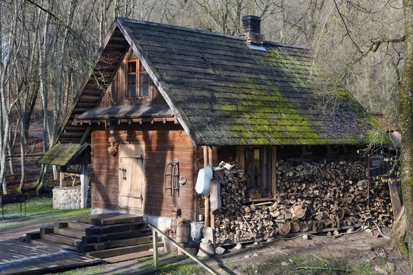 冬の森の薪や農具の貯蔵のために通常いくつかの木製のヴィンテージ農村小屋 — ストック写真