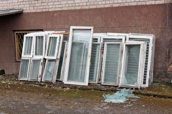 Viejas Ventanas Rotas Madera Blanca Retiran Del Edificio Para Reemplazo —  Fotos de Stock