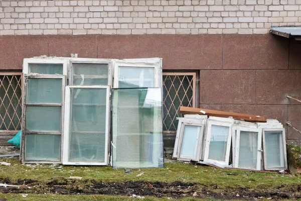 Vieilles Fenêtres Bois Blanc Cassé Sont Retirés Bâtiment Pour Être — Photo