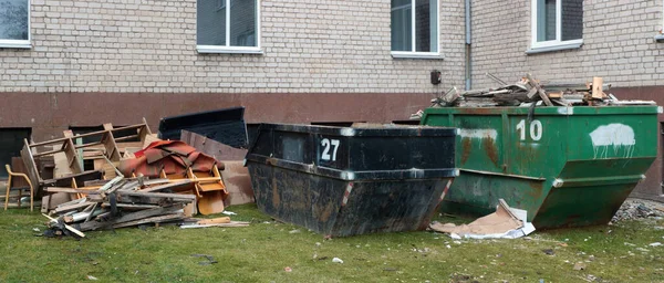 Dairenin Yakınındaki Halılar Kırık Mobilyalar Çöp Bidonları — Stok fotoğraf