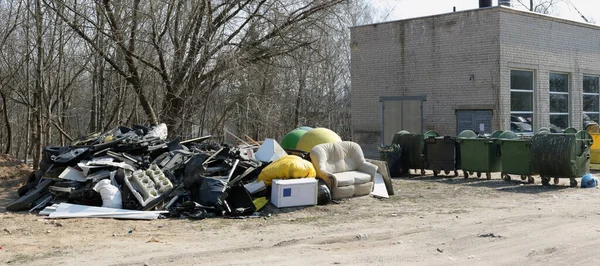 Старі Поламані Меблі Розбиті Частини Машин Смітнику Біля Міських Будівель — стокове фото