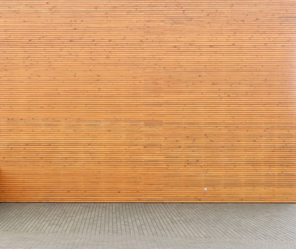 コンクリートタイルのパノラマから水平方向の板や庭からの木製の壁 自然な色シンプルな画像 — ストック写真