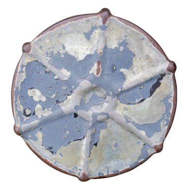 Eski paslı bir kamyonun eski bir benzin deposu kapağı. Beyaz makroda izole edilmiş.