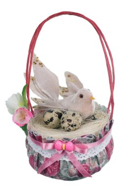 Mavi kuşlu ve bıldırcın yumurtalı Paskalya sepeti. Beyaz stüdyo makro çekimlerinde izole edilmiş.