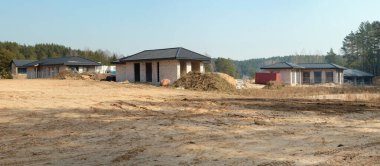 Bahar çam ormanlarındaki büyük bir alan inşaat için temizlendi. Salgın ve kriz nedeniyle bina dondu..