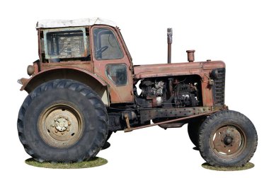 Eski bir tekerlek çiftçisinin paslı yan manzara tekerlekleri. İsim traktörü yok. Beyazların yakın çekiminde izole edilmiş