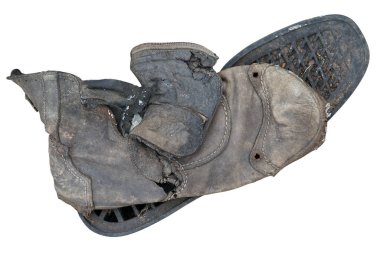 Yaşlı, çürümüş erkek çizmesi, beyaz yolda izole bir şekilde yatıyor.