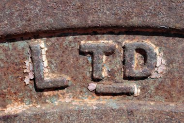 Eski bir retro makinenin paslı yüzeyinde LTD harfleri. Sınırlı bir şirket sembolü. Sınırlı mesuliyeti olan bazı ülkelerde bir şirket sınıfı.. 