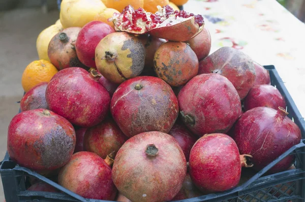 Rijpe Rode Granaatappel Fruit Verkocht Een Straat Markt — Stockfoto