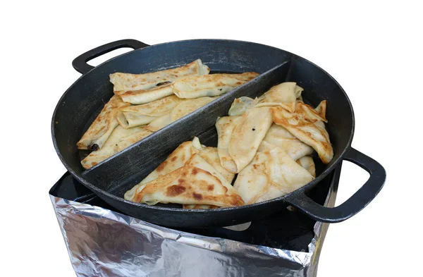 Stekta Varma Pannkakor Med Kött Och Svamp Stor Gjutjärnspanna Isolerad — Stockfoto