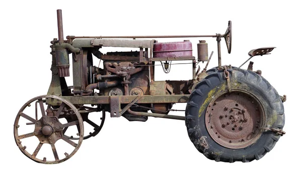 生锈的复古小乡村没有名字拖拉机 这种钢制设备是几百年前制造的 大规模生产 与白种人隔离 — 图库照片