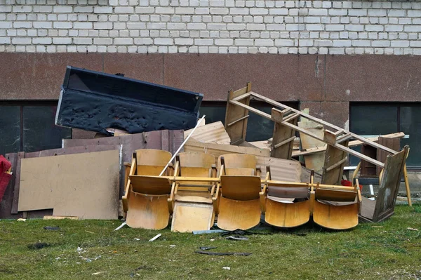 Odl Merusak Perabotan Tempat Pembuangan Sampah Dekat Gedung Apartemen Standar — Stok Foto