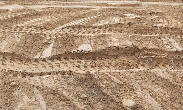 Een Grote Hoop Bouwzand Met Sporen Van Grote Tractorwielen Buitenachtergrond — Stockfoto