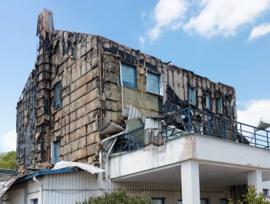 Bir yangında silikat tuğla kırsal üretim deposu yandı. Tahta yalıtım çerçevesinin içinde bir elektrik prizi parlıyordu.