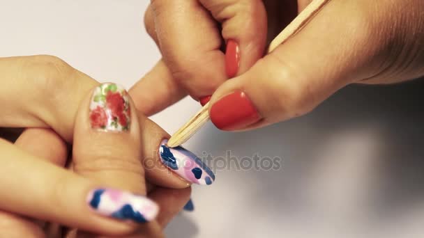 Kosmetický salon manikúra relace, ženská ruka lepidlo falešné diamanty na malované nehty