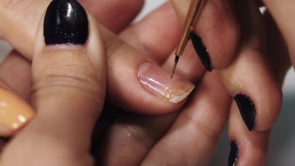 weibliche kosmetikerin hand zeichnen goldenen muster auf nagel in schnheit wei salontisch stockvideo - Muster Nagel weibliche kosmetikerin hand zeichnen goldenen muster auf nagel in schnheit wei salontisch stockvideo - Muster Nagel