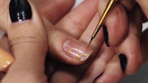 frau beautitian hand zeichnen goldenen muster auf nagel in schnheit wei salontisch stockvideo - Muster Nagel frau beautitian hand zeichnen goldenen muster auf nagel in schnheit wei salontisch stockvideo - Muster Nagel