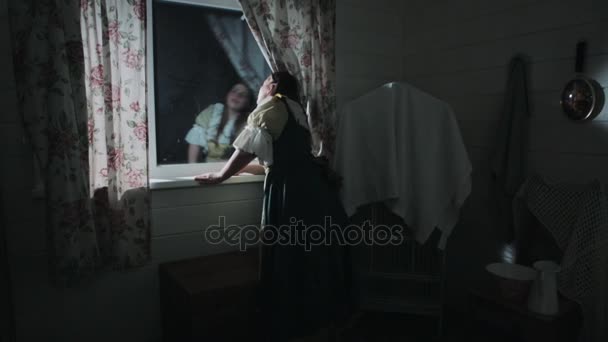Dívka ve středověkých šatech pozor okna v ložnici v noci, na bílý šátek