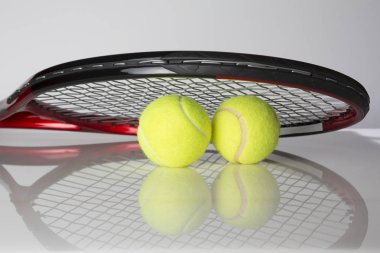 Tenis raketi ve tenis oynamak için iki top
