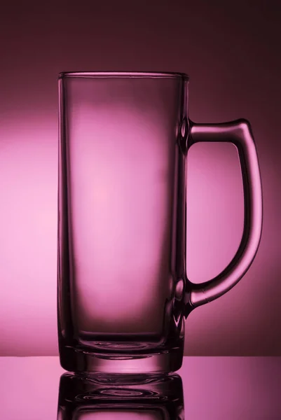 Pembe bir arka plan üzerinde bira içmeye cam