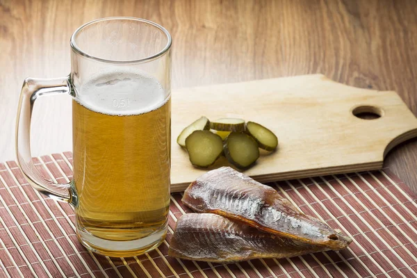 Bardak bira ve tuzlu balık — Stok fotoğraf