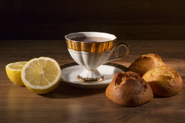 Çay bir limon ve tatlılar