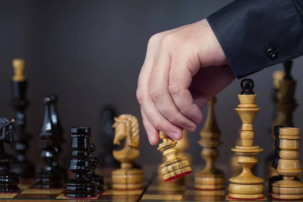 satranç oyunupincel dibuja la tira