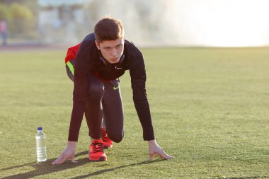 Genç atlet runner hazır bir konumda