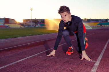 Genç atlet runner hazır bir konumda