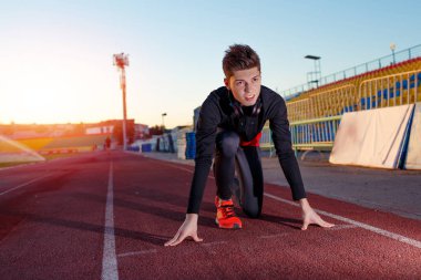 Genç atlet runner hazır bir konumda