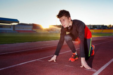 Genç atlet runner hazır bir konumda