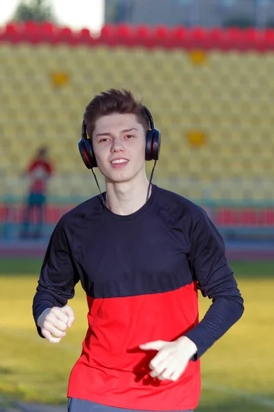 genç adam bir spor stadyumunda eğitiyor