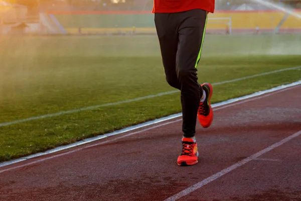 genç adam bir spor stadyumunda eğitiyor