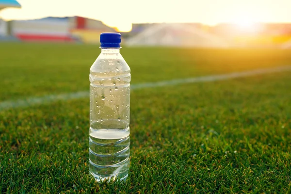  şişe su yeşil futbol sahası üzerinde