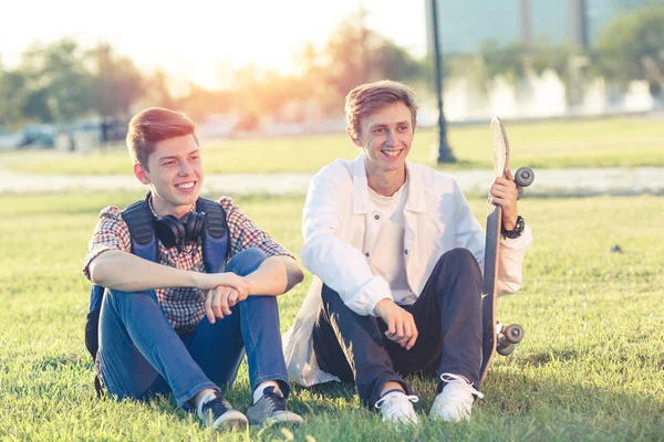 İki genç bir kaykay ile iyi bir ruh hali